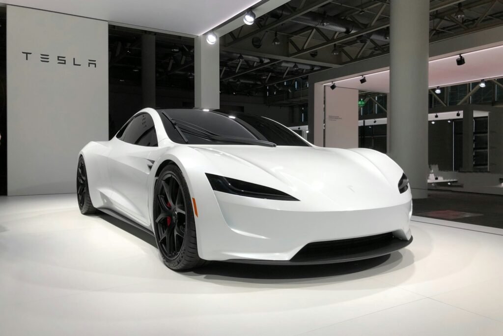 Modernes Elektroauto im Autobahn-Reichweitentest an einer Schnellladesäule