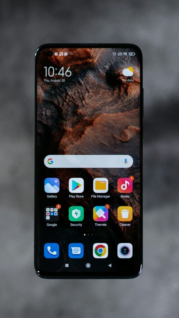 Modernes Flaggschiff-Smartphone mit brillantem OLED-Display und Mehrfach-Kamerasystem im Test