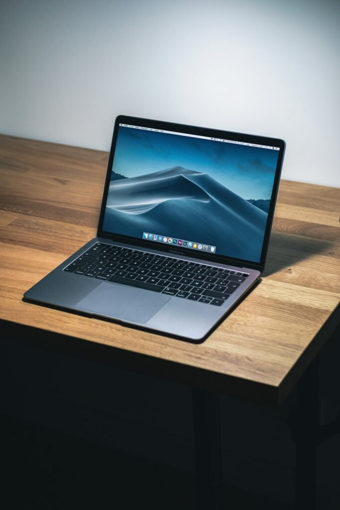 Modernes Apple MacBook Pro Space Black mit Liquid Retina XDR Display und schwarzer Tastaturwanne