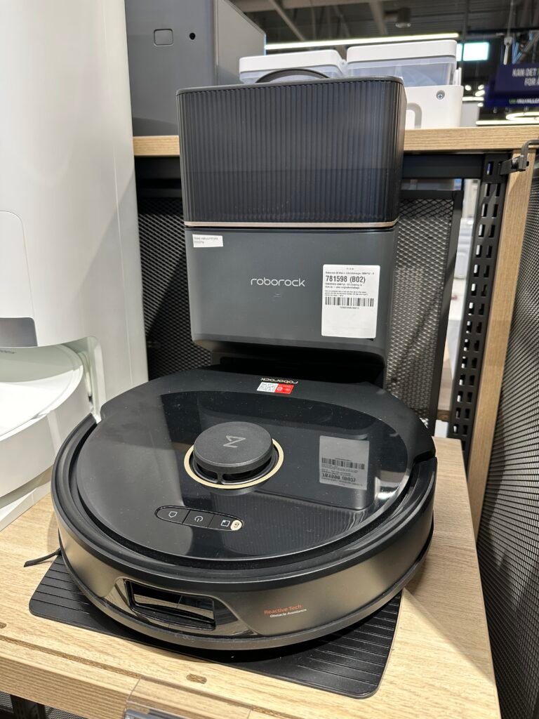Moderner Roborock und Dreame Saug- und Wischroboter mit All-in-One Absaugstation im Praxistest